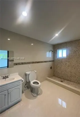 Propiedad en alquiler con 4 habitaciones y 3 baños en Pinecrest