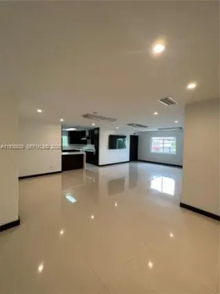 Propiedad en alquiler con 4 habitaciones y 3 baños en Pinecrest