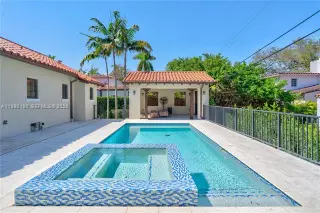 Propiedad en alquiler con 4 habitaciones y 4.5 baños en Coral Gables