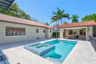 Propiedad en alquiler con 4 habitaciones y 4.5 baños en Coral Gables