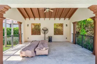 Propiedad en alquiler con 4 habitaciones y 4.5 baños en Coral Gables