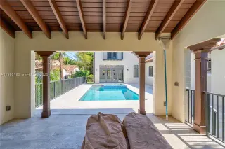 Propiedad en alquiler con 4 habitaciones y 4.5 baños en Coral Gables