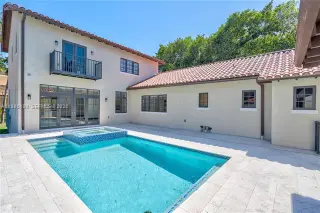 Propiedad en alquiler con 4 habitaciones y 4.5 baños en Coral Gables
