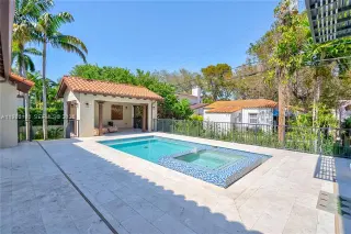 Propiedad en alquiler con 4 habitaciones y 4.5 baños en Coral Gables