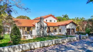 Propiedad en alquiler con 4 habitaciones y 4.5 baños en Coral Gables