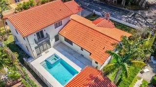 Propiedad en alquiler con 4 habitaciones y 4.5 baños en Coral Gables