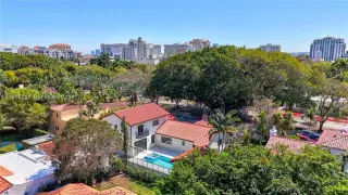 Propiedad en alquiler con 4 habitaciones y 4.5 baños en Coral Gables