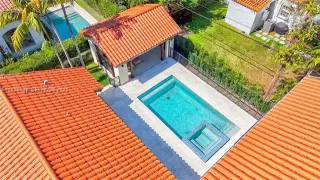 Propiedad en alquiler con 4 habitaciones y 4.5 baños en Coral Gables