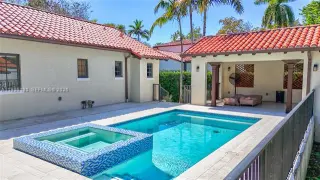 Propiedad en alquiler con 4 habitaciones y 4.5 baños en Coral Gables