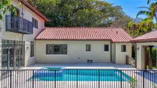 Propiedad en alquiler con 4 habitaciones y 4.5 baños en Coral Gables