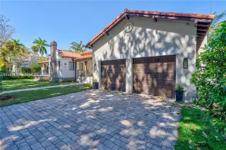 Propiedad en alquiler con 4 habitaciones y 4.5 baños en Coral Gables