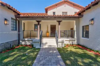 Propiedad en alquiler con 4 habitaciones y 4.5 baños en Coral Gables