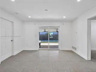 Propiedad en alquiler con 4 habitaciones y 2 baños en Miami