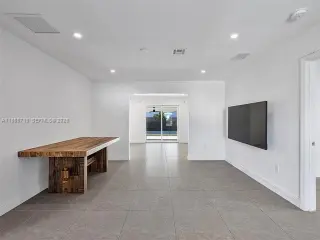 Propiedad en alquiler con 4 habitaciones y 2 baños en Miami