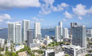 Propiedad en alquiler con 2 habitaciones y 3 baños en Miami