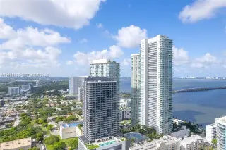 Propiedad en alquiler con 2 habitaciones y 3 baños en Miami