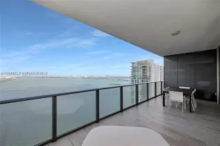 Propiedad en alquiler con 2 habitaciones y 3 baños en Miami