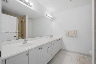 Propiedad en alquiler con 2 habitaciones y 2.5 baños en Miami