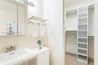Propiedad en alquiler con 0 habitaciones y 1 baño en Miami Beach