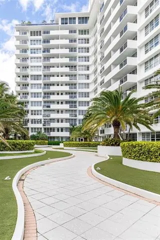 Propiedad en alquiler con 0 habitaciones y 1 baño en Miami Beach