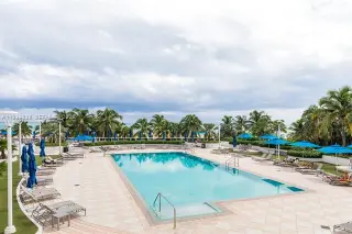 Propiedad en alquiler con 0 habitaciones y 1 baño en Miami Beach