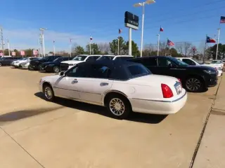 Lincoln Town Car 2000 Signature 4dr Sedan