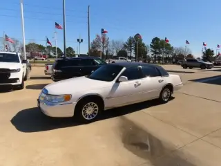 Lincoln Town Car 2000 Signature 4dr Sedan