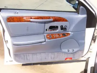 Lincoln Town Car 2000 Signature 4dr Sedan