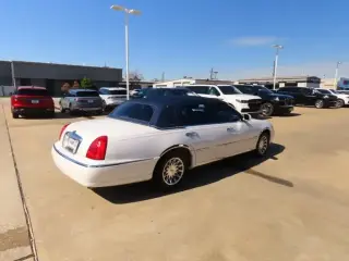 Lincoln Town Car 2000 Signature 4dr Sedan