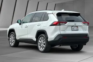 Toyota RAV4 2024 XLE Premium 4dr SUV