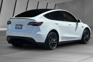 Tesla Model Y 2023 AWD Performance 4dr Crossover