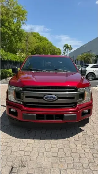 🛻 *Ford F-150 XLT