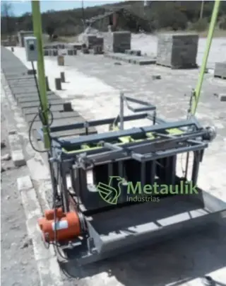 Maquina bloquera movil