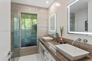 Propiedad en alquiler con 4 habitaciones y 3.5 baños en Miami