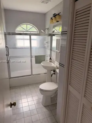 Propiedad en alquiler con 4 habitaciones y 3 baños en Key Biscayne