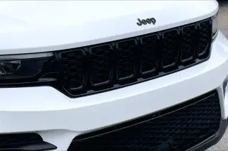 Jeep Grand Cherokee 2022 4x4 Laredo 4dr SUV (midyear release)