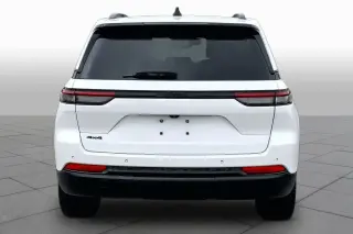 Jeep Grand Cherokee 2022 4x4 Laredo 4dr SUV (midyear release)