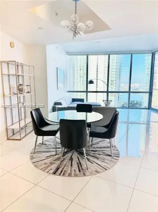 Propiedad en alquiler con 2 habitaciones y 3 baños en Miami
