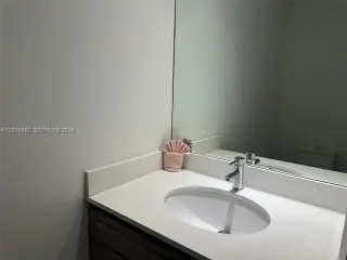 Propiedad en alquiler con 1 dormitorio y 1.5 baños en Miami