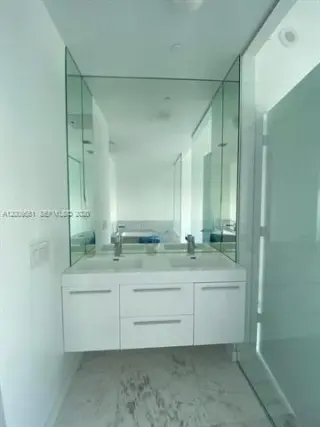 Propiedad en alquiler con 2 habitaciones y 3 baños en Miami