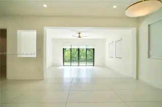 Propiedad en alquiler con 4 habitaciones y 3 baños en Surfside