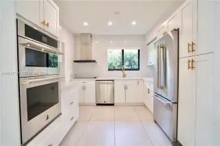 Propiedad en alquiler con 4 habitaciones y 3 baños en Surfside