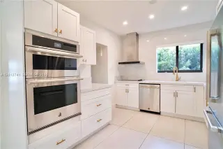 Propiedad en alquiler con 4 habitaciones y 3 baños en Surfside