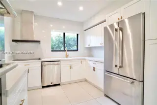 Propiedad en alquiler con 4 habitaciones y 3 baños en Surfside