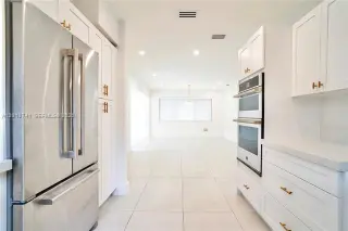 Propiedad en alquiler con 4 habitaciones y 3 baños en Surfside