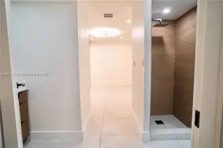 Propiedad en alquiler con 4 habitaciones y 3 baños en Surfside