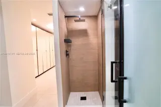 Propiedad en alquiler con 4 habitaciones y 3 baños en Surfside
