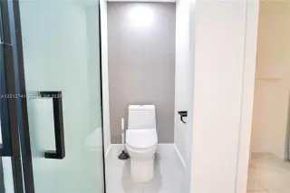 Propiedad en alquiler con 4 habitaciones y 3 baños en Surfside
