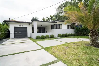 Propiedad en alquiler con 4 habitaciones y 3 baños en Surfside