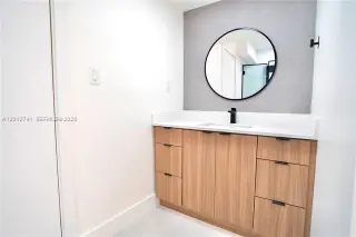 Propiedad en alquiler con 4 habitaciones y 3 baños en Surfside